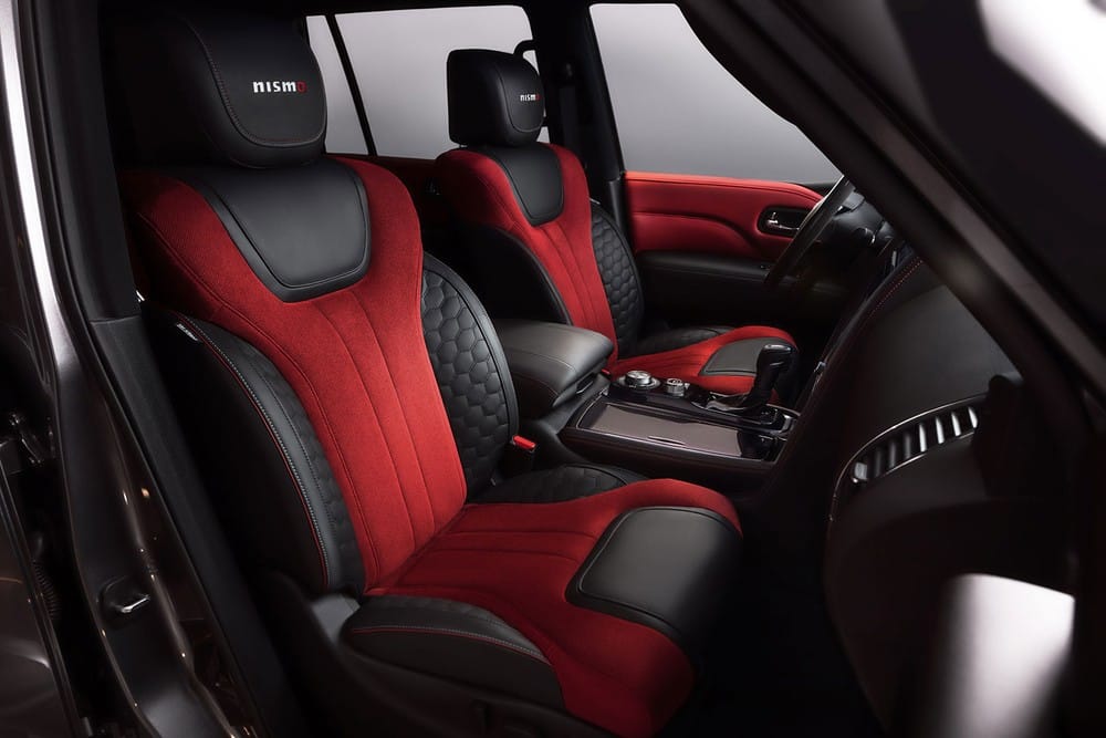 Ghế của Nissan Patrol Nismo 2021 được bọc bằng Alcantara phối da