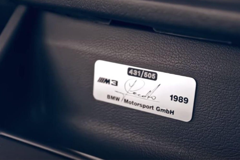 Manh kim loai ghi so seri ben trong BMW E30 M3 Cecotto