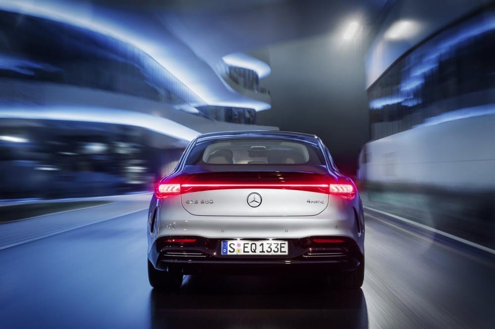 Mercedes-Benz EQS 2022 có hệ thống đánh lái cầu sau