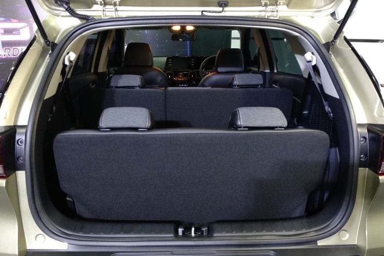 Với hàng ghế thứ 3, khoang hành lý của Kia Sonet 7 chỗ hẹp hơn bản 5 chỗ