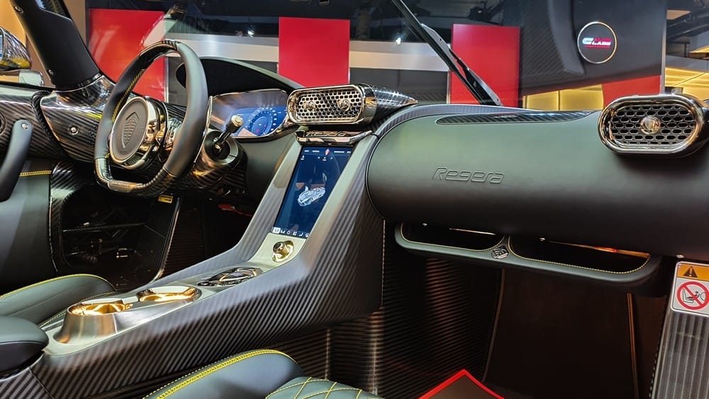 Chất liệu tạo ra khoang lái của Koenigsegg Regera có da cao cấp, kim loại đắt tiền, sợi carbon nhám và vàng