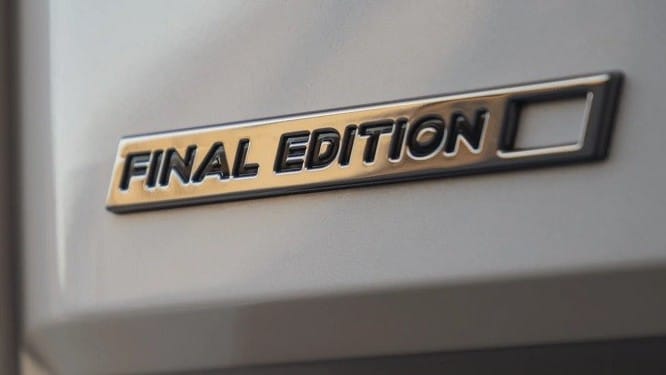 Logo "Final Edition" trên thân xe