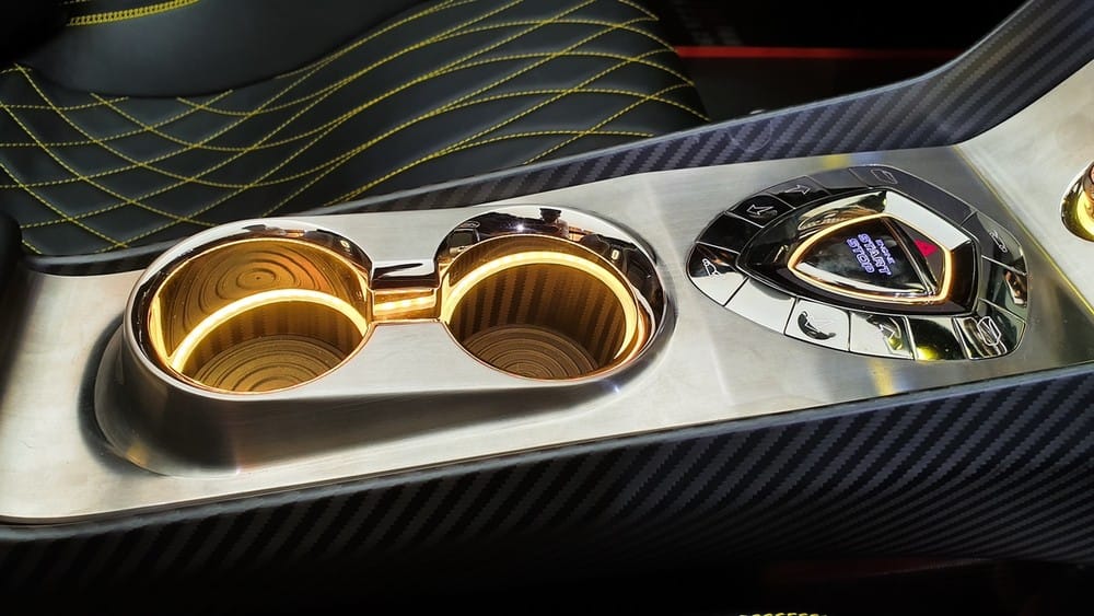 Nhiều chi tiết ở nội thất xe Koenigsegg Regera được mạ vàng