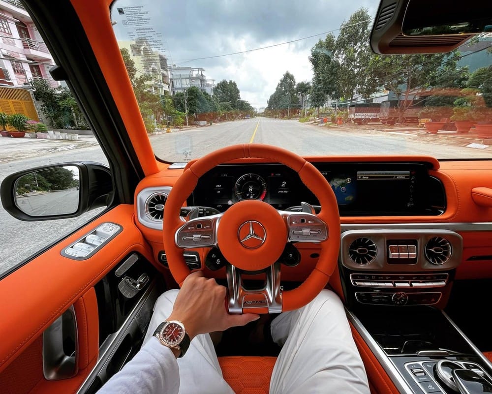 Bên trong khoang lái chiếc xe Mercedes-AMG G63 có phong cách nội thất Hermes "vạn người mê"