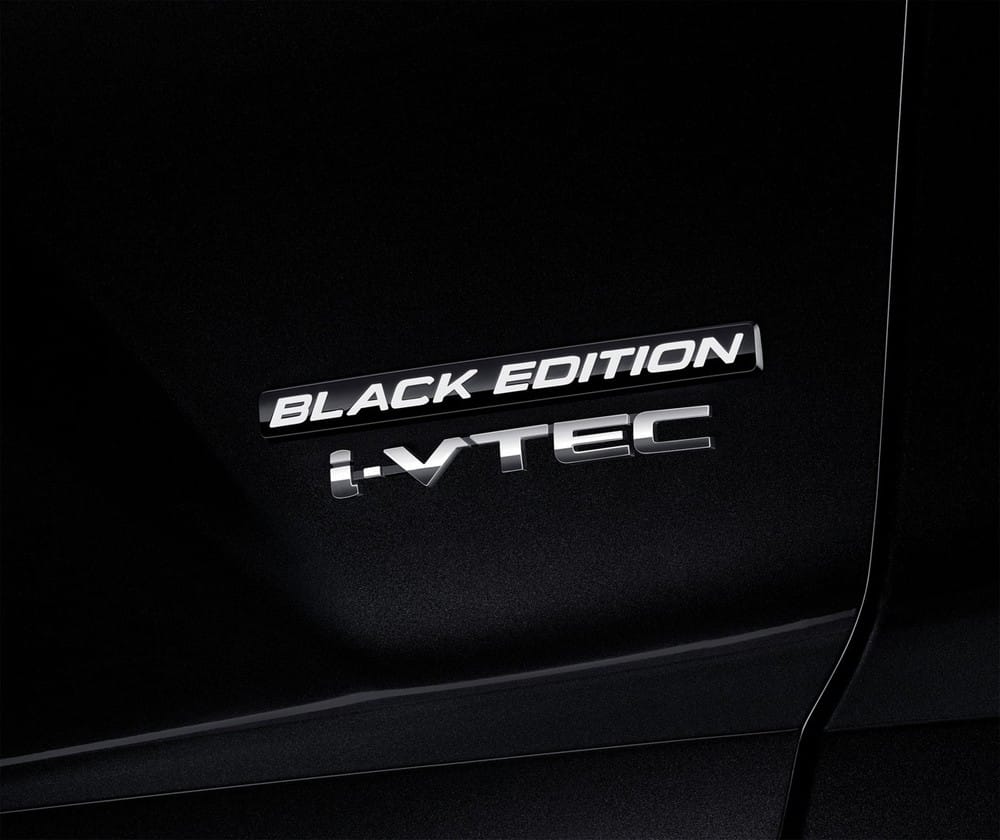 Logo Black Edition trên cửa cốp của Honda CR-V Black Edition 2021