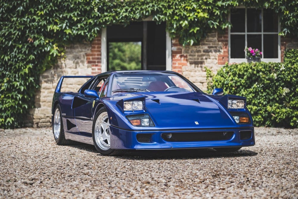 Chiếc siêu xe Ferrari F40 màu xanh dương đẹp mắt