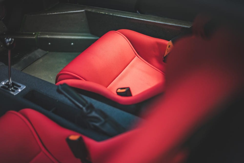 Ghế màu đỏ nổi bật của xe