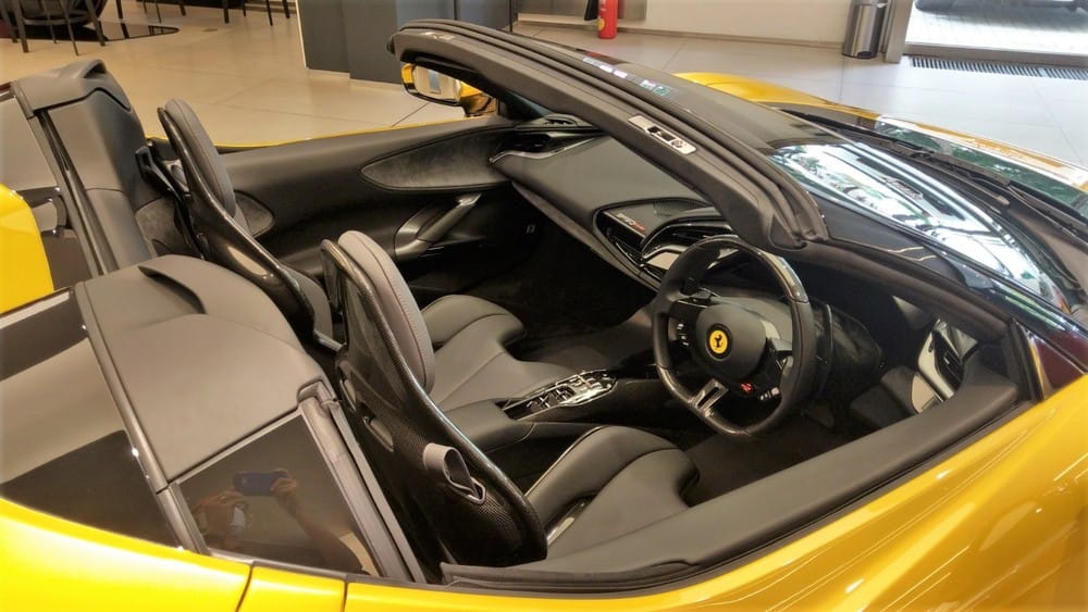 Chiếc xe Ferrari SF90 Spider này sử dụng tay lái nghịch