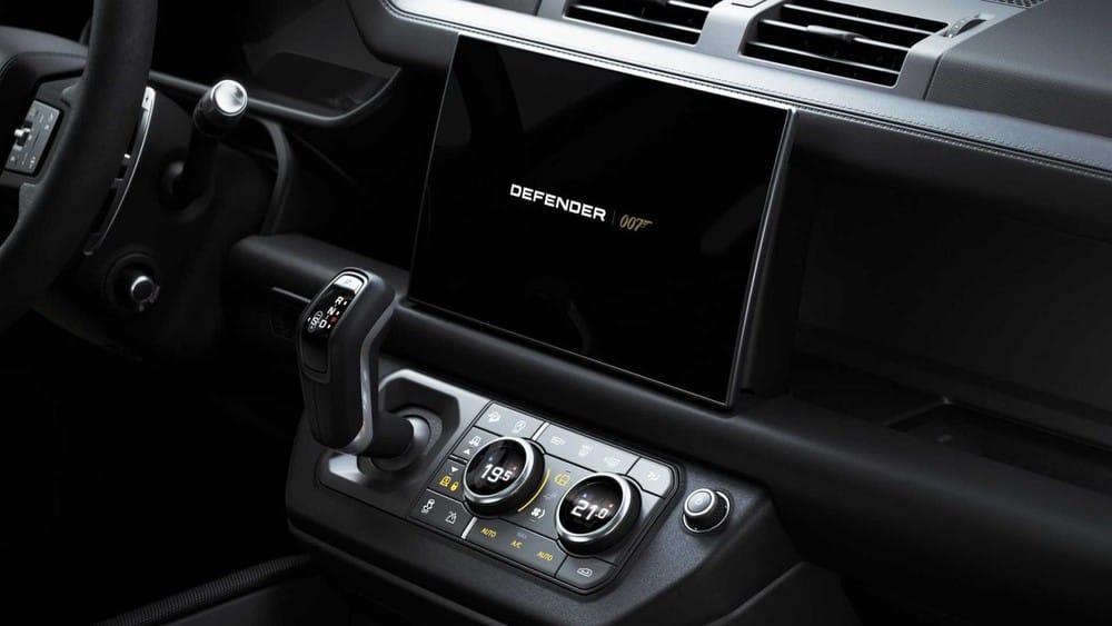 Màn hình thông tin giải trí của Land Rover Defender V8 Bond Edition