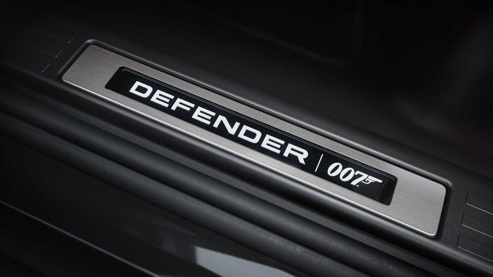 Nep bac cua xe cua Land Rover Defender V8 Bond Edition