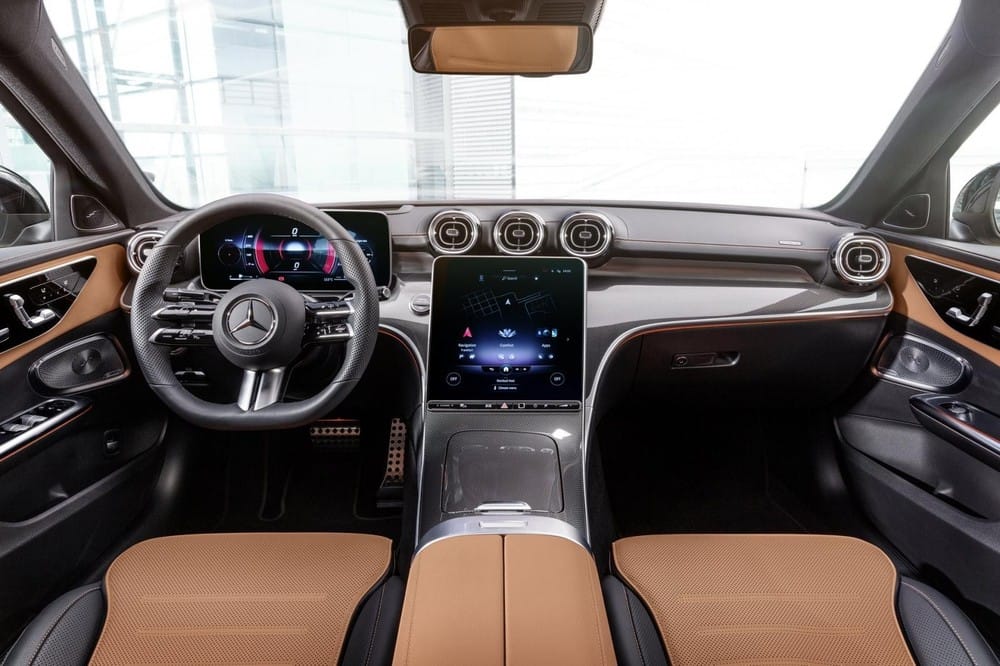 So với thế hệ cũ, nội thất của Mercedes-Benz C-Class 2022 sang trọng hơn hẳn.