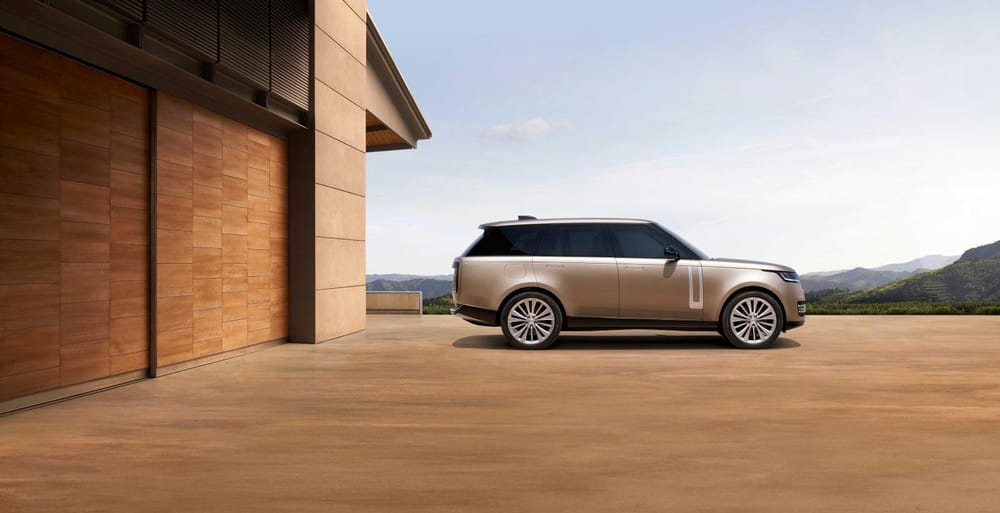 Range Rover 2022 gây ấn tượng với thiết kế kính phẳng cùng đường viền cửa sổ ẩn tạo cảm giác liền mạch.