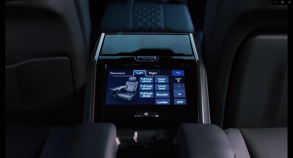 Màn hình trên bệ tì tay giữa hàng ghế sau của Lexus LX600 Ultra Luxury 2022