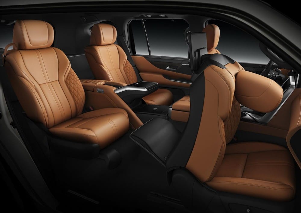 Ghế phụ lái của Lexus LX600 Ultra Luxury 2022 có thể dịch lên trên, ngả về trước và gập tựa đầu ghế