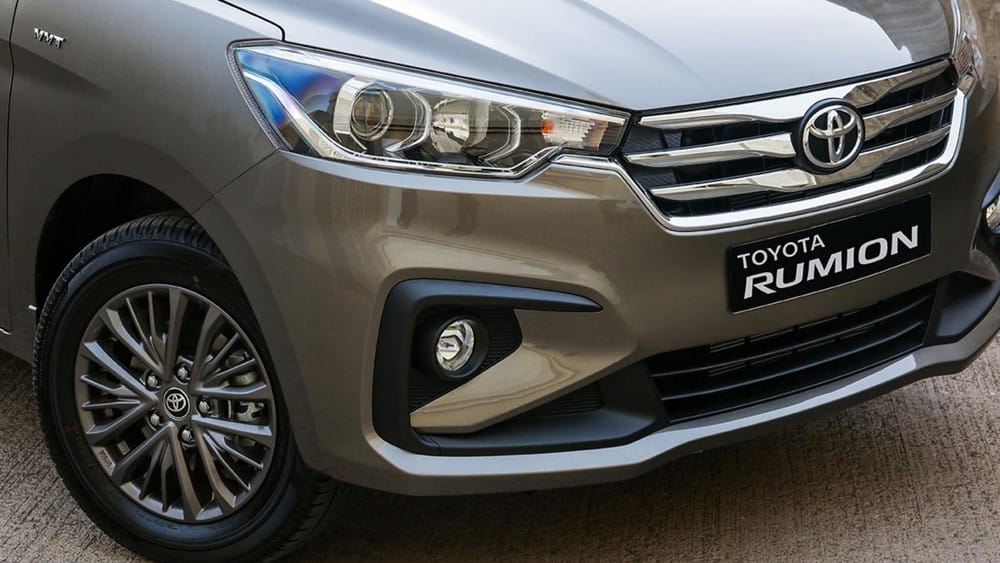 Đèn pha, cản trước và đèn sương mù của Toyota Rumion 2021 không khác gì Suzuki Ertiga