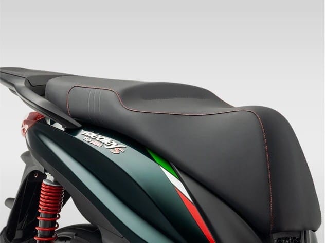 Piaggio Medley S 150 có dung tích cốp dưới yên khá rộng rãi là 36 lít