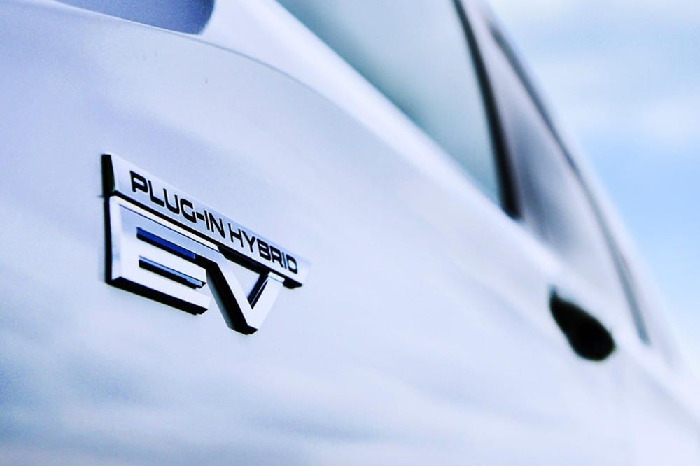 ... và logo "Plug-in Hybrid EV" trên cửa