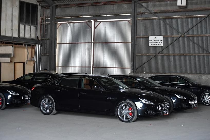 Những chiếc Maserati Quattroporte nằm trong kho tại cảng Moresby