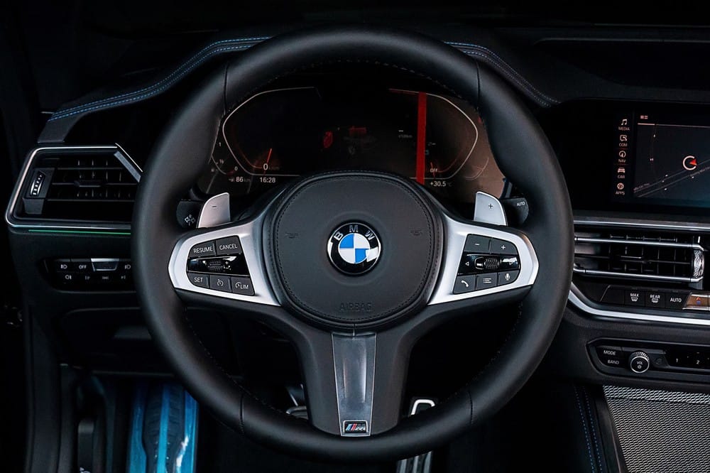 Bảng đồng hồ kỹ thuật số sau vô lăng của BMW 430i M Sport Convertible 2021.