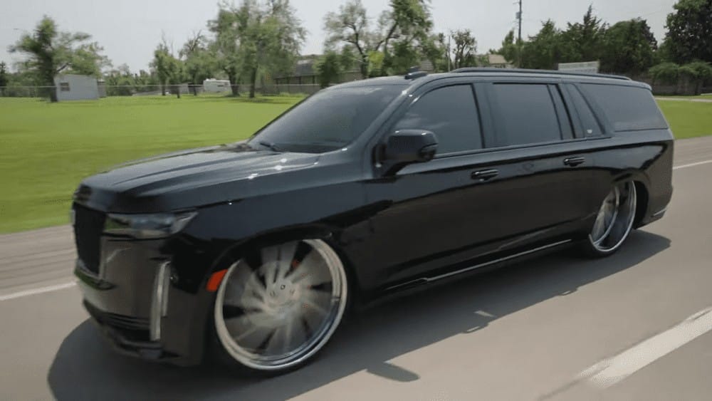 Chiếc Cadillac Escalade 2021 độc đáo có thể thay đổi độ cao khung gầm để tiện đi trên đường