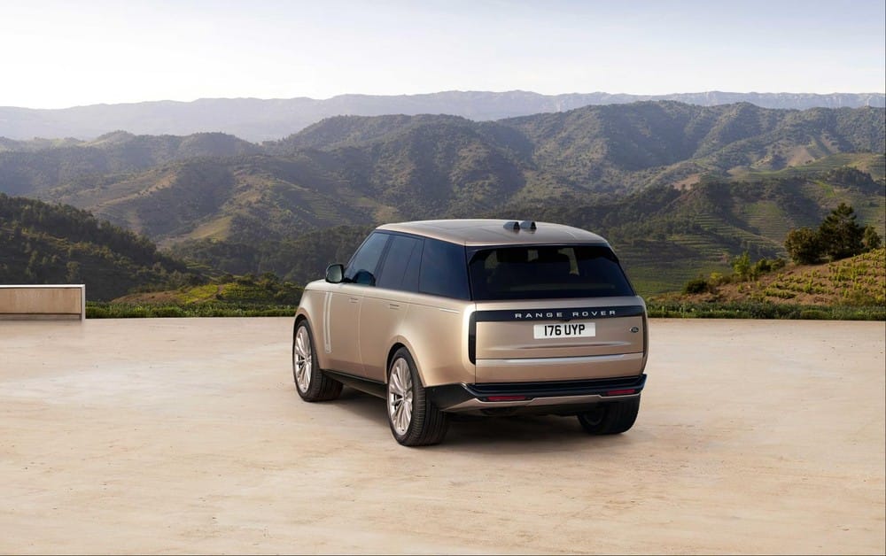 Cụm đèn hậu có thiết kế chữ “U” là điểm phá cách của Range Rover 2022 ở lần nâng cấp này.