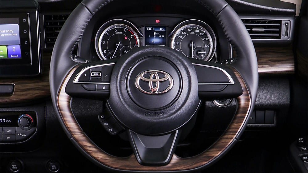 Vô lăng của Toyota Rumion 2021 bản TX được ốp giả gỗ