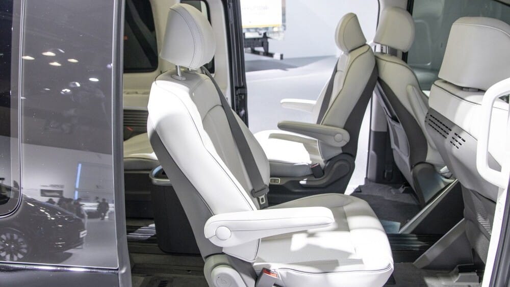 2 ghế giữa của Hyundai Staria Lounge Limousine có đủ tính năng làm mát, sưởi ấm, mát-xa và chế độ thư giãn