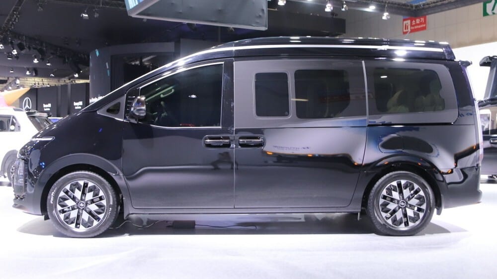 Hyundai Staria Lounge Limousine 2022 có nóc cao hơn 200 mm