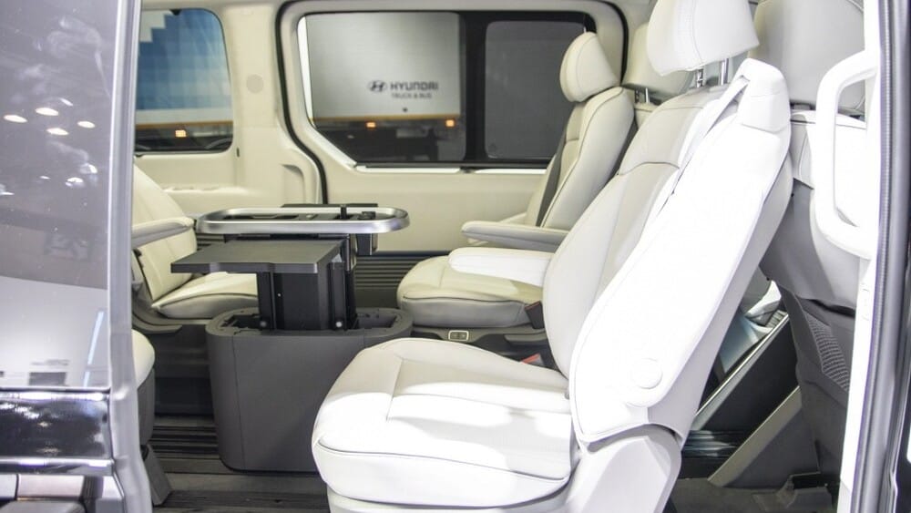 4 ghế giữa có thể xoay mặt vào nhau của Hyundai Staria Lounge Limousine 2022 bản 9 chỗ