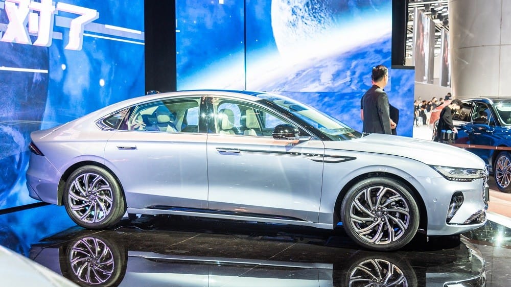 Lincoln Zephyr 2022 sở hữu kích thước nằm giữa 2 phân khúc sedan cỡ trung và cỡ lớn