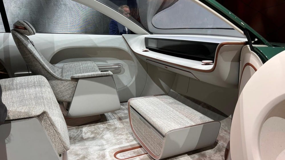 Màn hình kéo dài trên mặt táp-lô của Hyundai SEVEN Concept