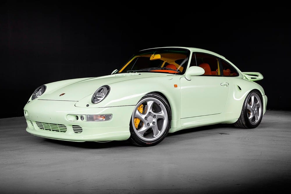 Nội thất của chiếc Porsche 911 Turbo S 1998 này có lẽ là “gai trong mắt” người hâm mộ xe cổ