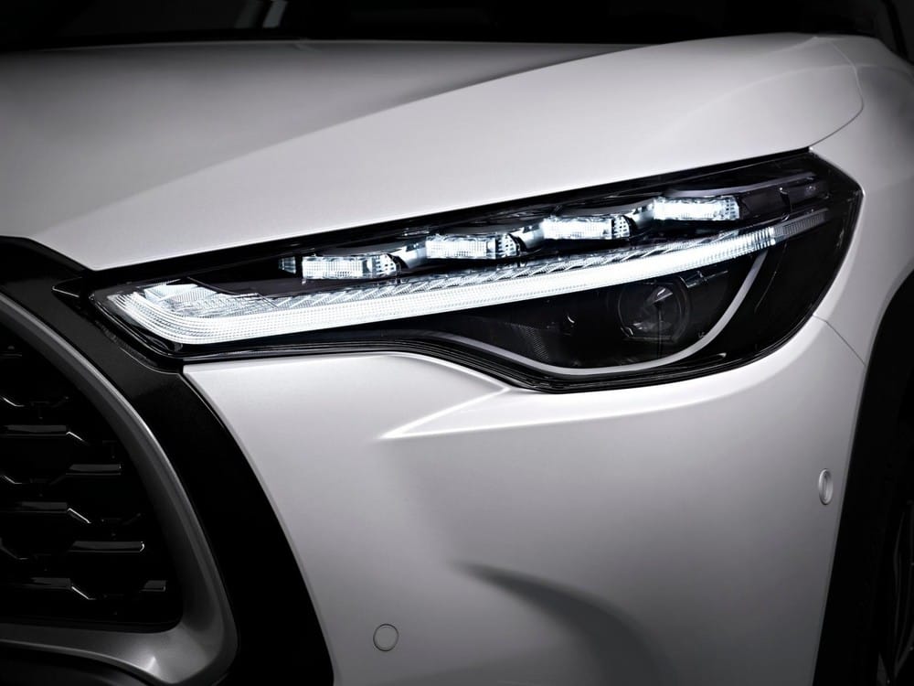 Cận cảnh cụm đèn pha của Toyota Corolla Cross 2022 dành cho thị trường châu Âu