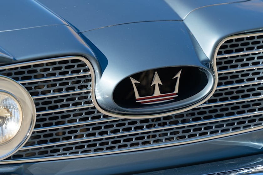 Cận cảnh logo của chiếc Maserati 5000 GT 1961