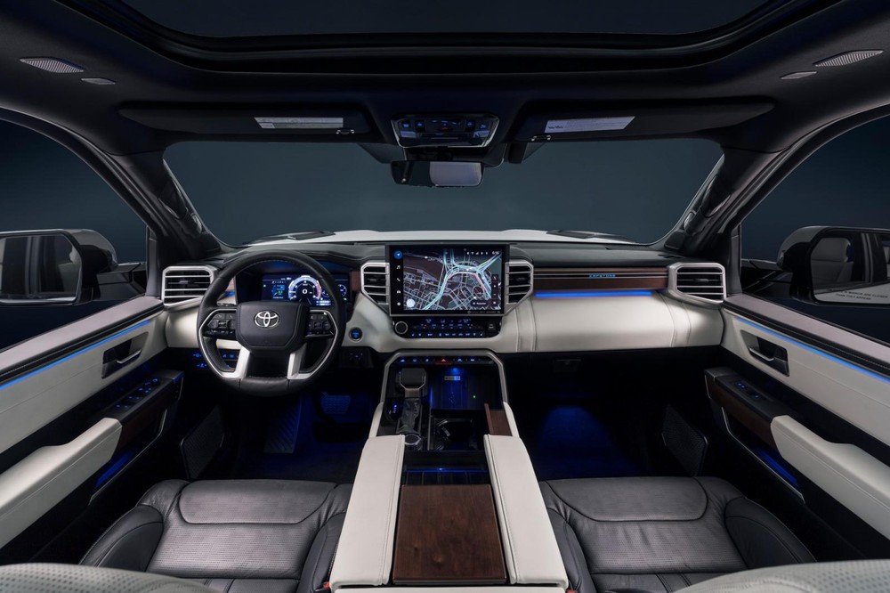 Nội thất của Toyota Tundra Capstone 2022 còn được ốp gỗ