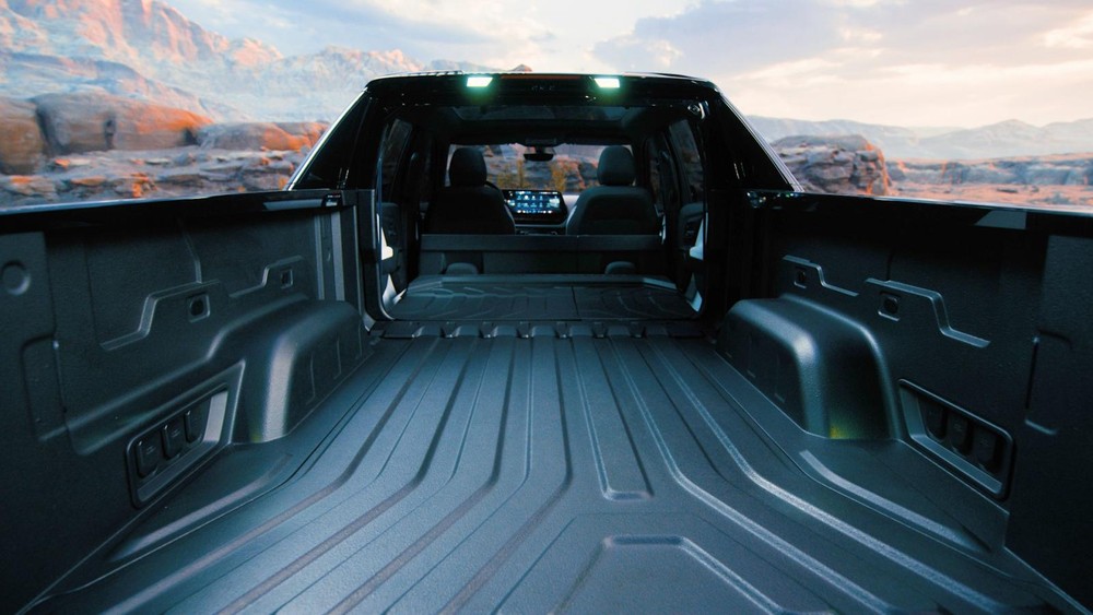 Thùng sau của Chevrolet Silverado EV 2024 có thể mở rộng vào nội thất