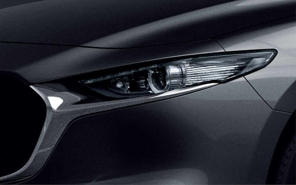 Bản tiêu chuẩn của Mazda3 2022 có thêm đèn pha tự điều chỉnh góc chiếu