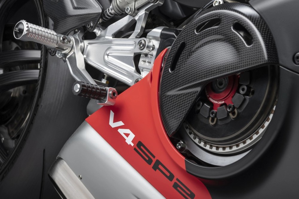 Ducati Panigale V4 SP2 được bổ sung hệ thống xả Akrapovic giúp nâng công suất lên 228 mã lực
