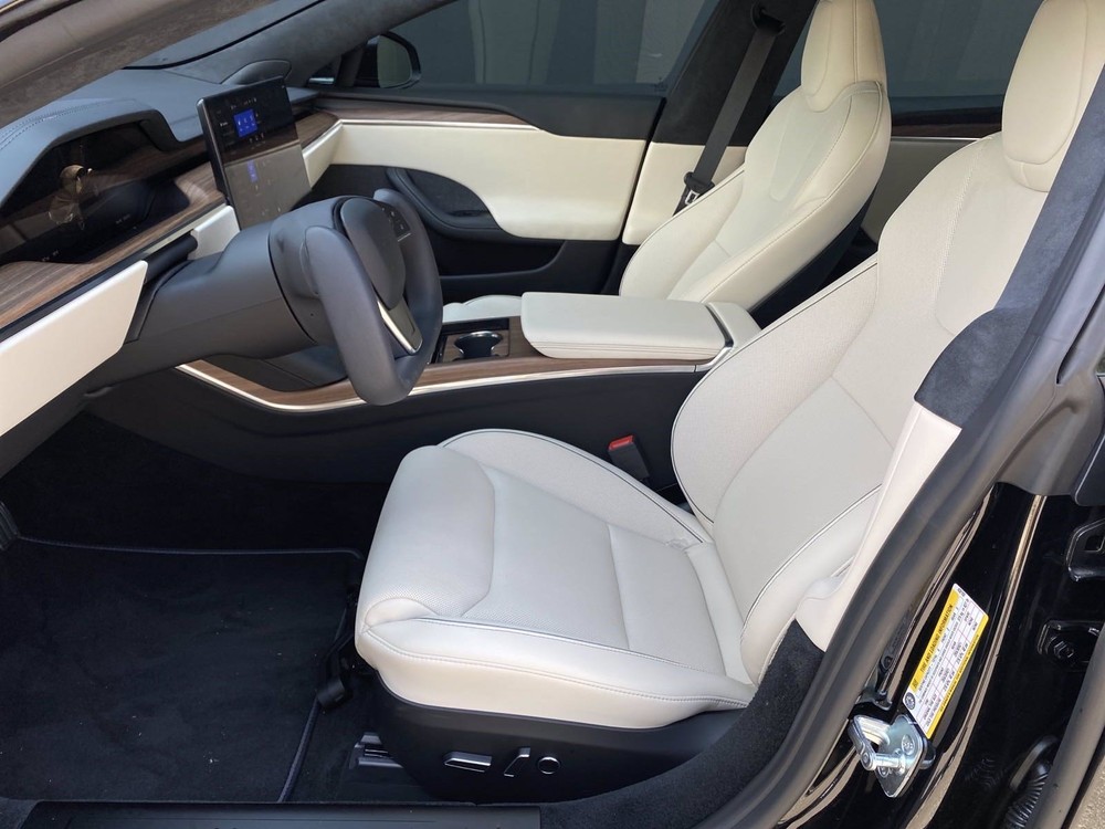 Khoang lái của xe Tesla Model S Plaid 2022