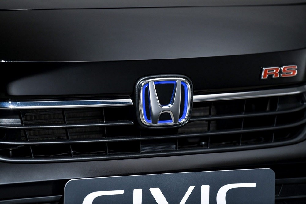 Logo chữ "H" màu xanh dương của Honda Civic e:HEV 2022