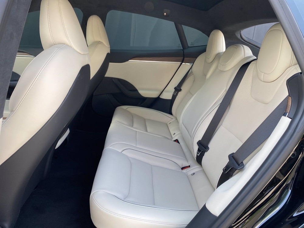 Còn đây là khoang hành khách trên chiếc xe điện Tesla Model S Plaid 2022