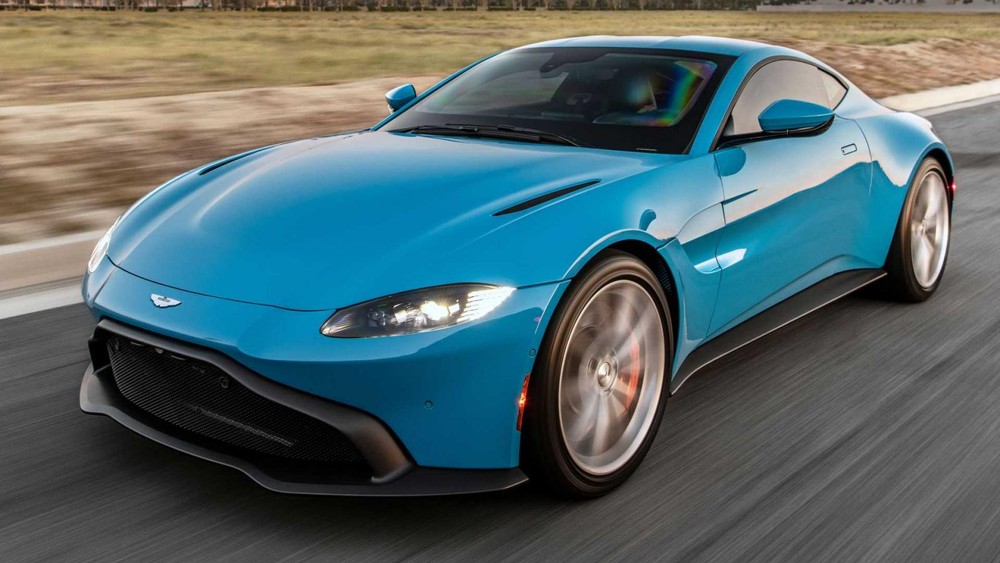 Nhìn bên ngoài, Aston Martin Vantage trông không khác gì một chiếc xe tiêu chuẩnD