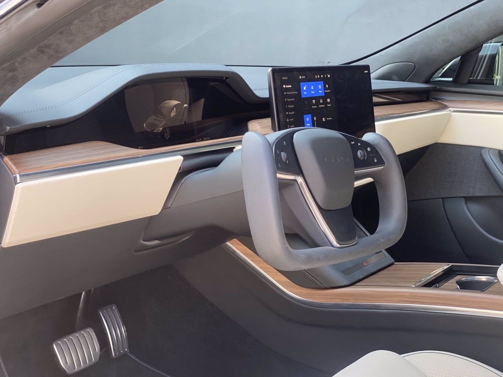 Vô lăng rất thú vị của xe Tesla Model S Plaid 2022