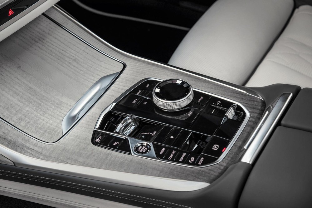 Cụm điều khiển trung tâm của BMW X7 2023