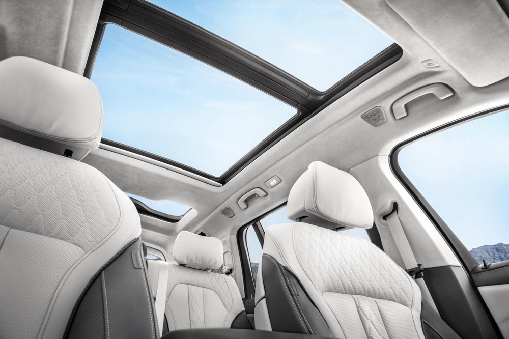 Người ngồi trong xe có thể chỉnh cửa sổ trời toàn cảnh bằng giọng nói