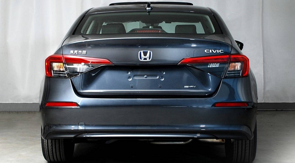 Honda Civic 2022 có thiết kế ngoại thất không khác biệt đáng kể so với bản máy xăng 1.5L