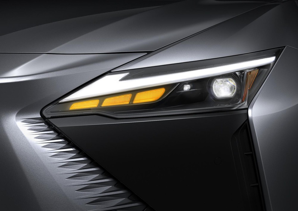 Cận cảnh cụm đèn pha của Lexus RZ 450e 2023