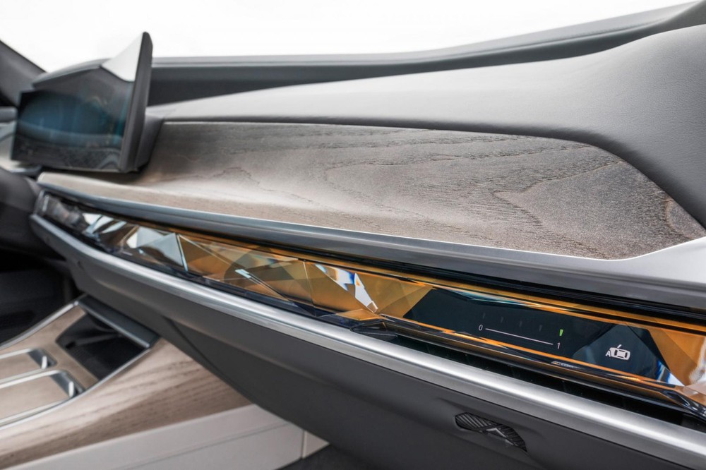 Mặt táp-lô của BMW i7 2023 được ốp gỗ, đi kèm màn hình cong cỡ lớn và dải cảm ứng