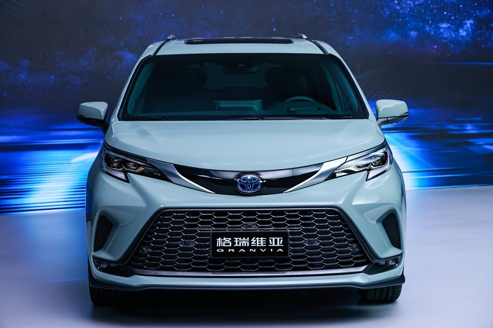 Cận cảnh thiết kế đầu xe của Toyota Granvia 2022