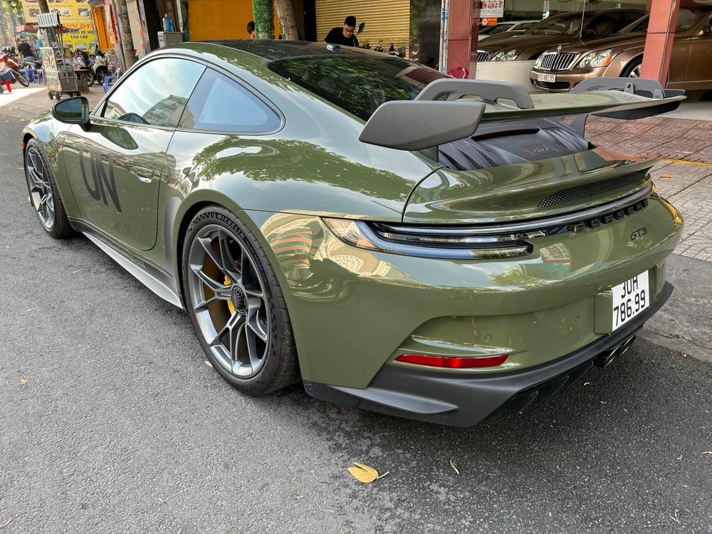 Số tự động chưa đã, "Qua" Vũ tậu Porsche 911 GT3 2022 số sàn độc nhất Việt Nam, màu sơn còn là hàng độc